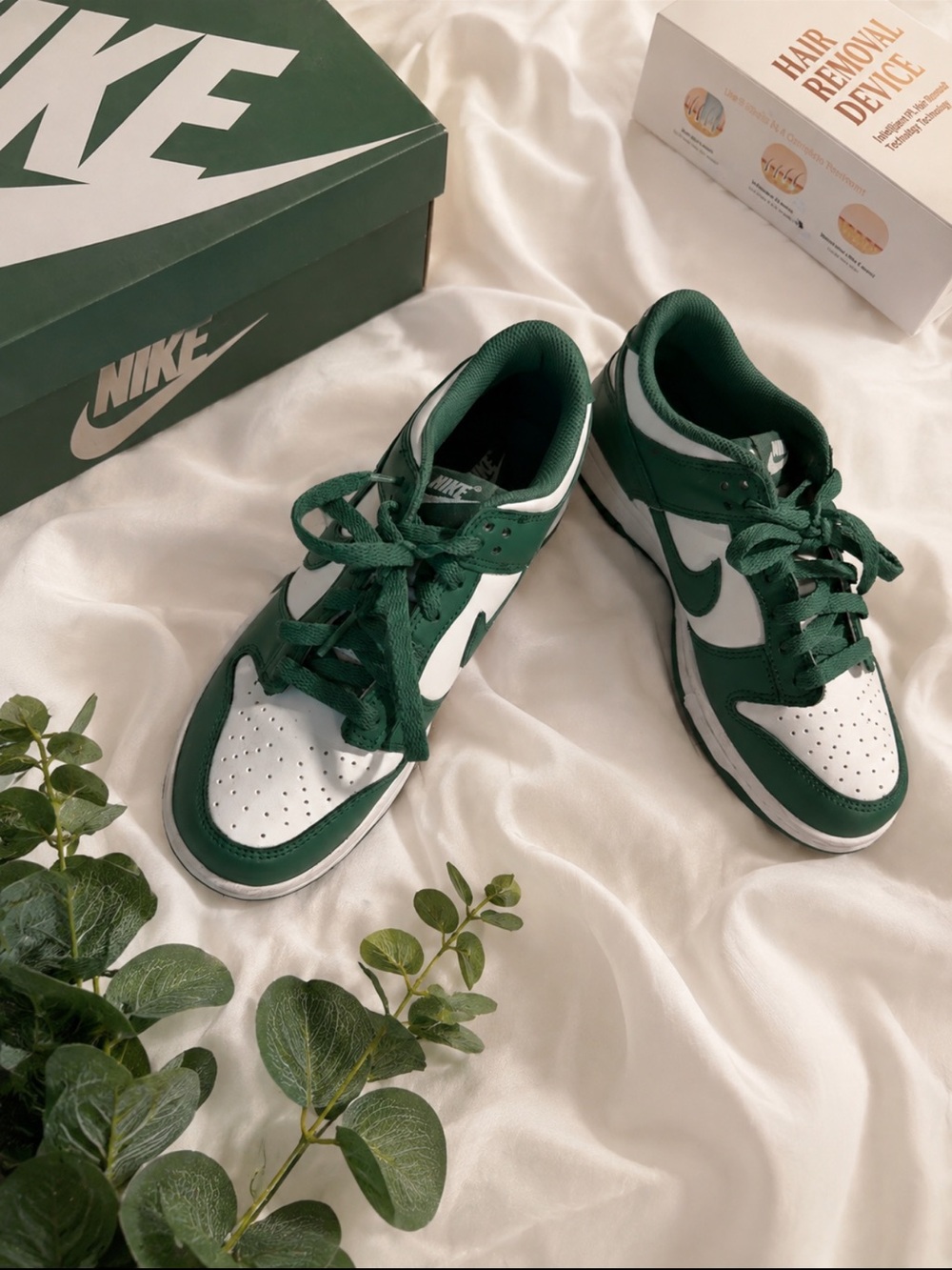 Nike Low-Top Sneakers in White & Green